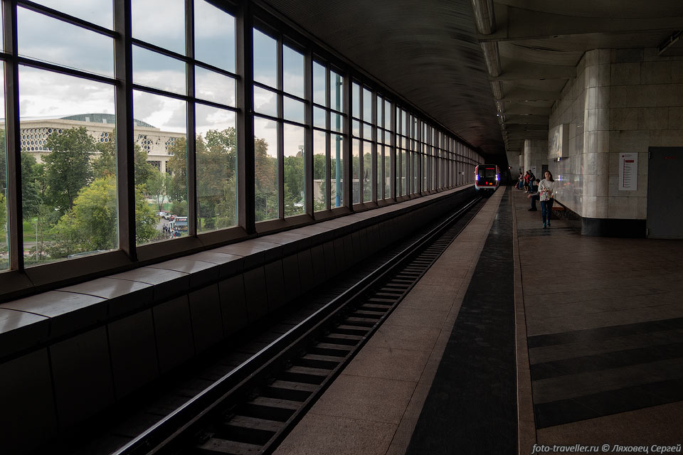 Длина зала станции Воробьёвы горы составляет 284 метра, это самая 
длинная открытая часть в Московском метрополитене.
Длина метромоста с эстакадами составляет 1179 метров, а полная длина 2030 метров.