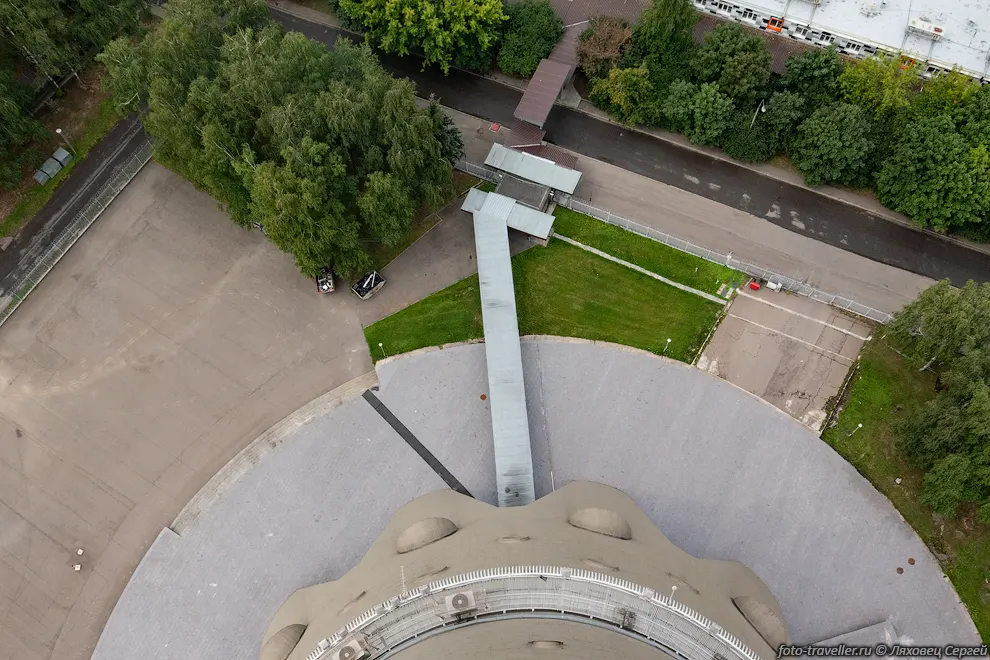  Высота бетонной части башни 385 метров.
Глубина фундамента не превышает 4,6 метра.
Масса башни вместе с фундаментом 55 000 тонн.