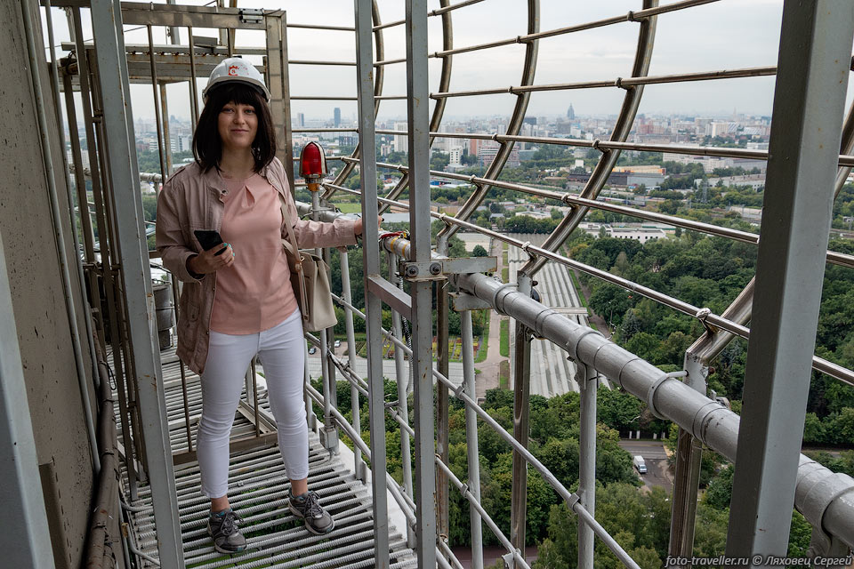 Смотровых площадок для посетителей на башне три: на высотах 147 
и 269 метров (только специальная экскурсия), 
и на высоте 337 метров, куда обычно поднимают всех желающих и где находятся ресторан 
"Седьмое небо"