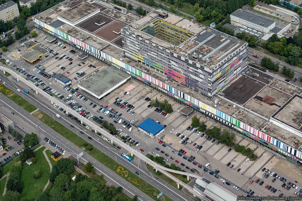 Телевизионный технический центр "Останкино" и остановка Московского
монорельса.
В помещениях телецентра постоянно работают Первый канал, НТВ, Карусель, и многие 
другие.
Около 200 вещательных компаний постоянно используют технические средства телецентра.