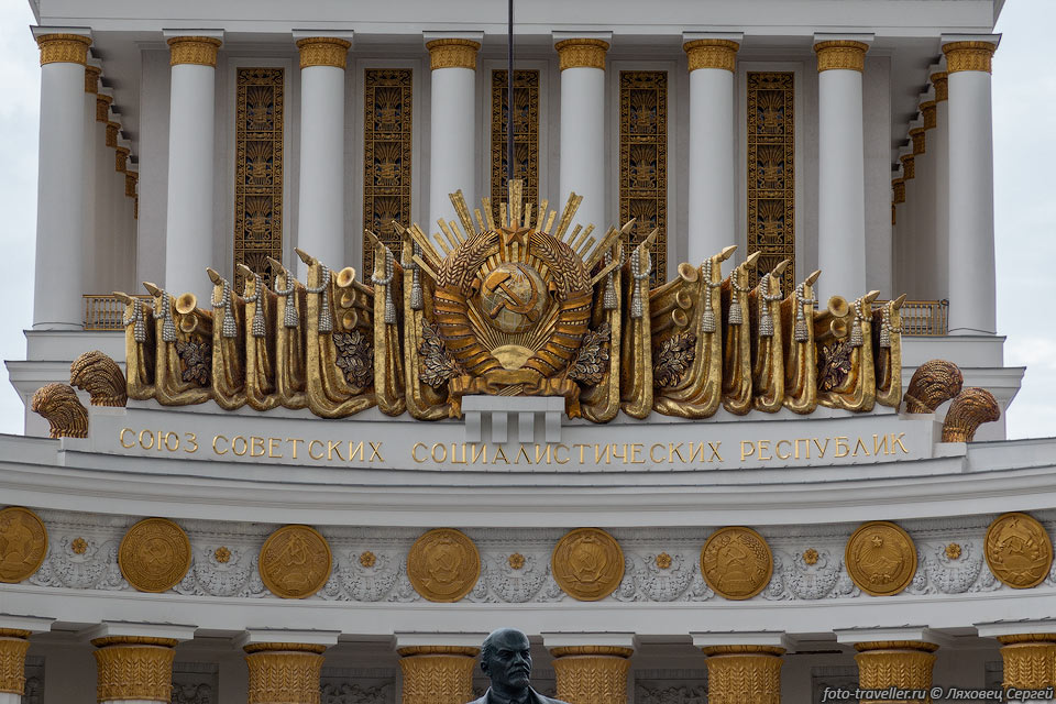 На Главном павильене были установлены герб СССР и 
16 медальонов с гербами 16 союзных республик, существовавших на момент 1954 года