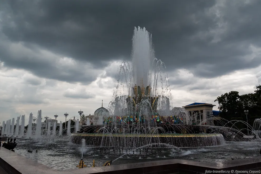 "Каменный цветок" был первым в СССР цветомузыкальным фонтаном.
