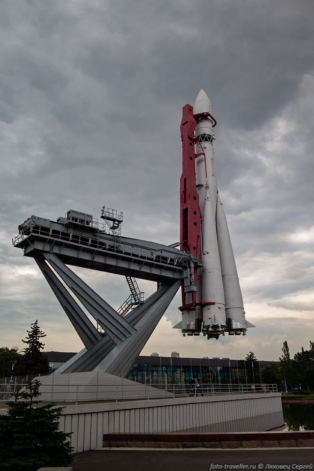 Макет ракетоносителя Восток перед павильоном Космос.