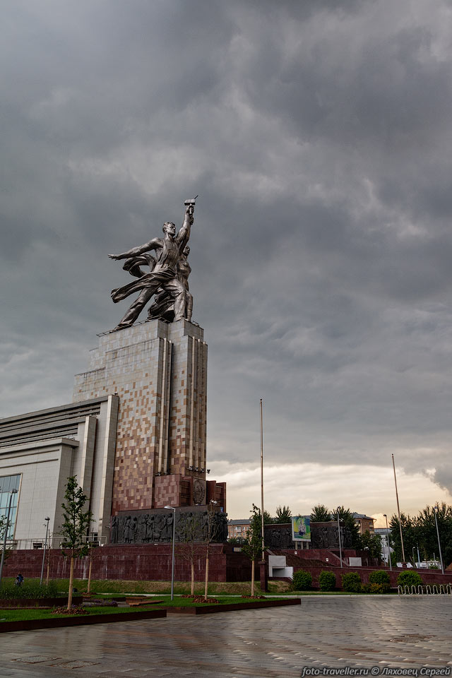 Памятник Рабочий и Колхозница - идеал и символ советской эпохи.