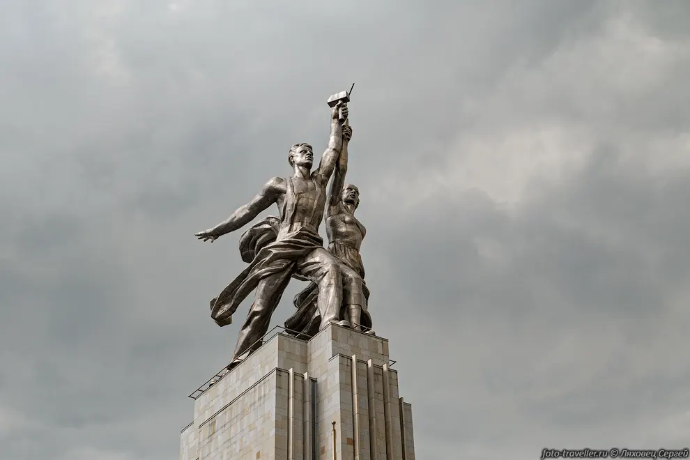 В 2003-2009 годах проведена реставрация, монумент установили на
павильон, повторяющий оригинальный проект Иофана для парижской выставки. После реставрации 
высота скульптуры составила 24,5 м, высота павильона-постамента 34,5 м, общий вес 
каркаса составил 185 тонн.