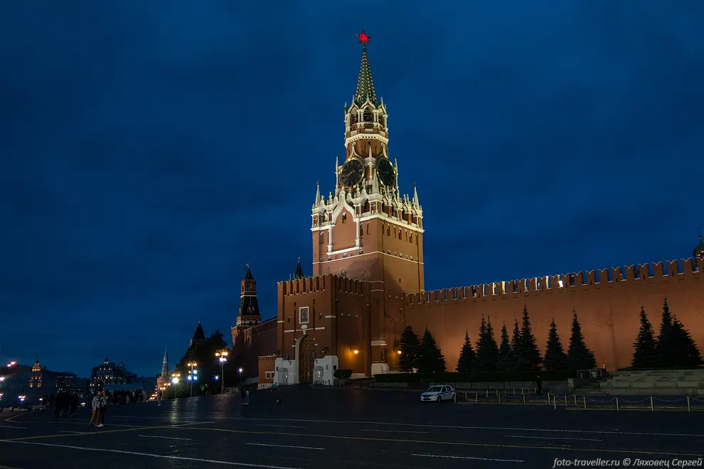 Циферблаты Спасских курантов выходят на четыре стороны.
