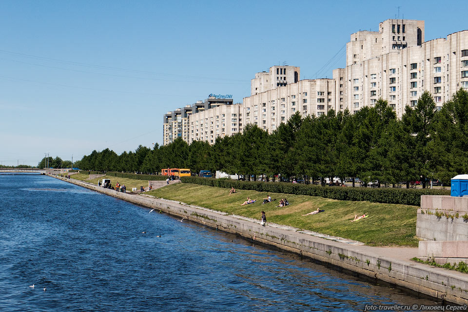 "Пляж" на берегу речки Смоленка на Васильевском острове 
в Санкт-Петербурге
