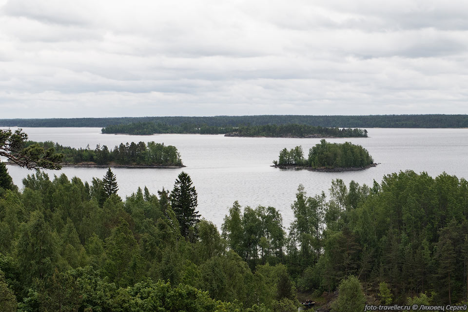 Площадь Ладожского озера без островов составляет от 17,9 тысяч 
км². 
Объём воды - 838 км³. Длина 219 км, ширина - 125 км. 