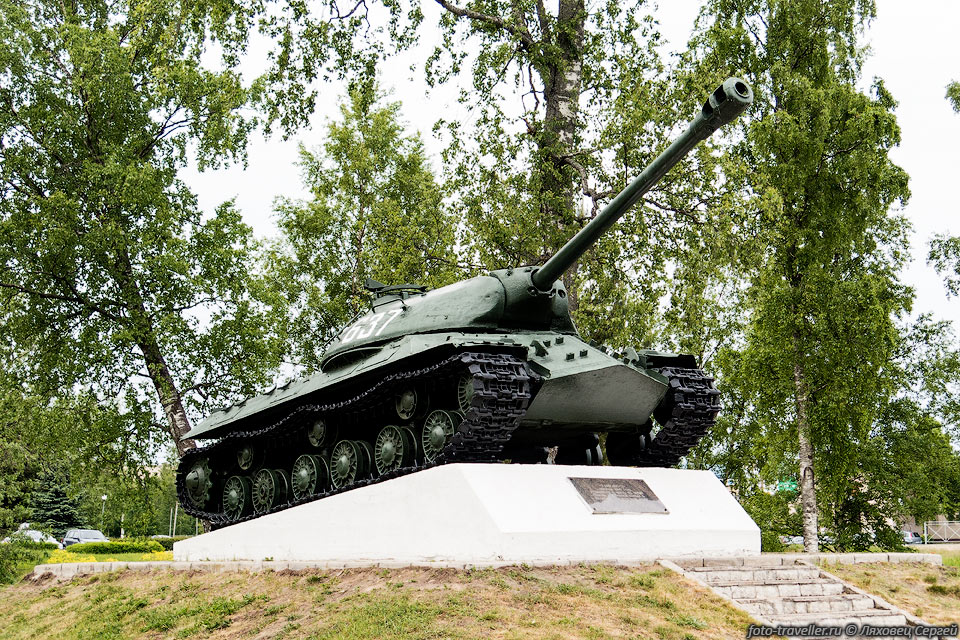 Танк ИС-3 образца 1945 года установлен в Приозерске 
в честь 55-летия Победы в Великой Отечественной войне