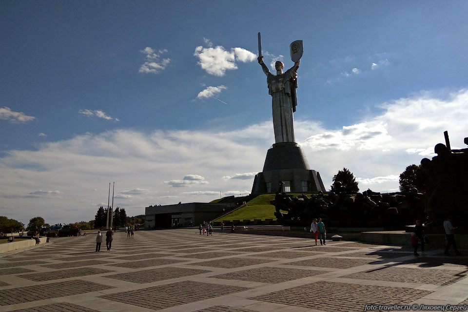 Высота скульптуры Родина-мать - 62 метра.
Высота с постаментом - 102 метра.
Открыта в составе музейного комплекса в 1981 году в День Победы.
 