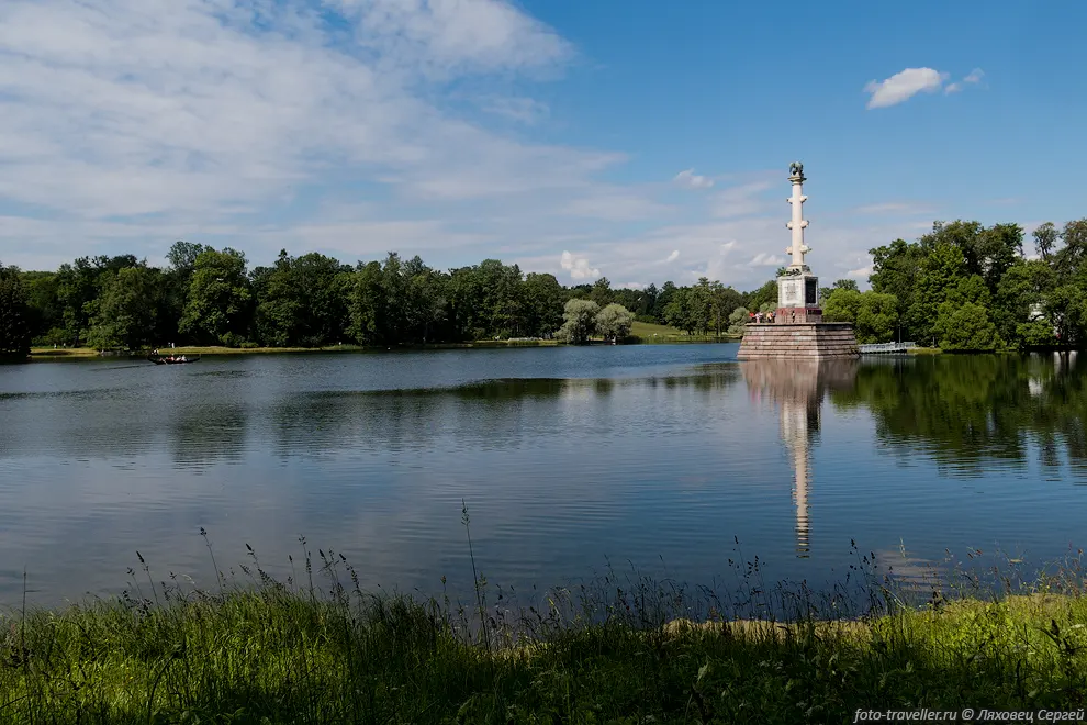 Чесменская колонна - памятник, символизирующий силу и славу русского
флота.
Во время Великой Отечественной войны Чесменская колонна сильно пострадала. Немцы 
пытались сбросить колонну в пруд танками.