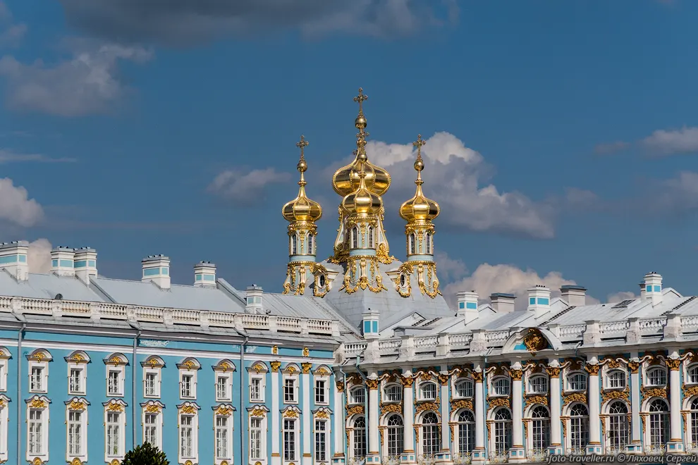 Екатерининский дворец в котором находится Янтарная комната.
Янтарная комната - знаменитый шедевр искусства 18 века.
Была украдена немцами во время Великой Отечественной войны.
В 2003 году к 300-летию Санкт-Петербурга комната была восстановлена.