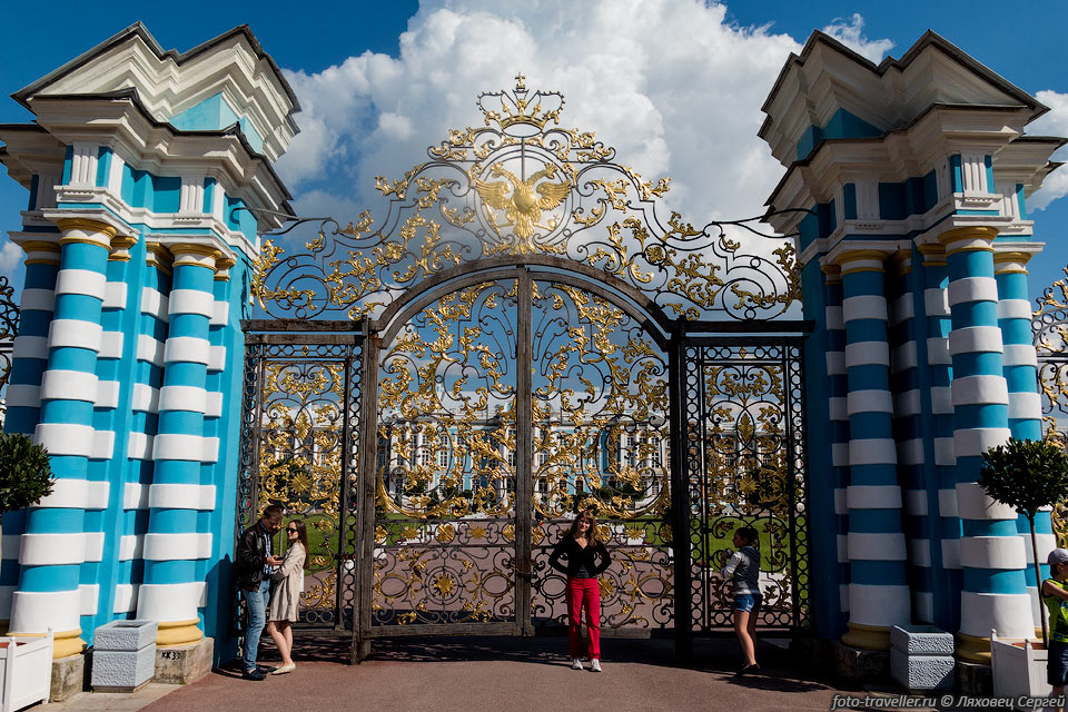 Вызолоченные ворота перед Екатерининским дворцом