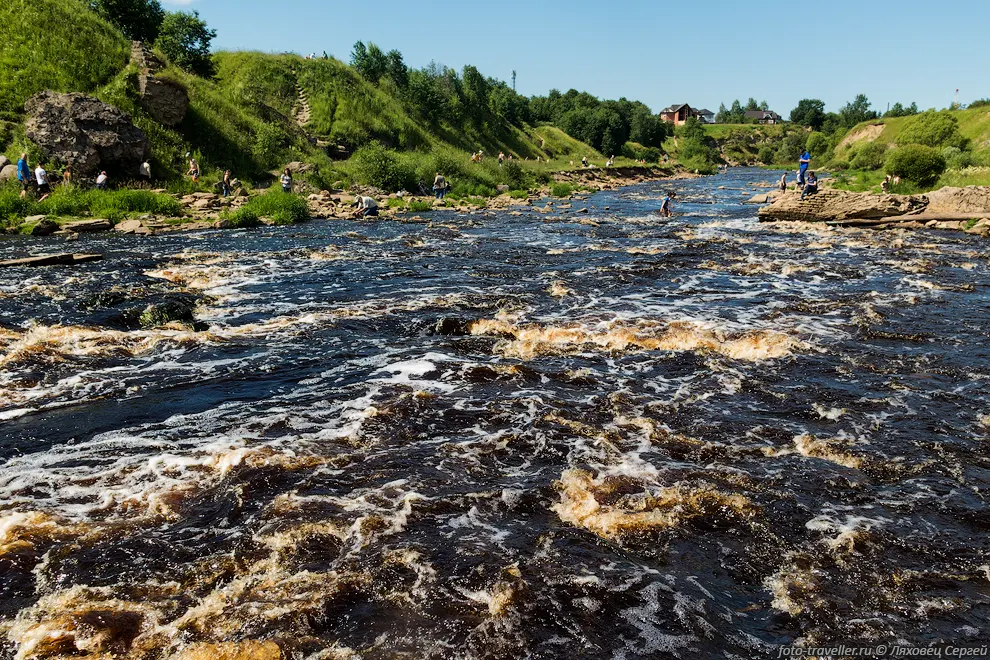 Речка Тосна под водопадом