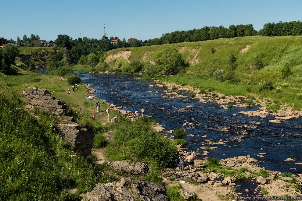 Вода в речке довольно теплая