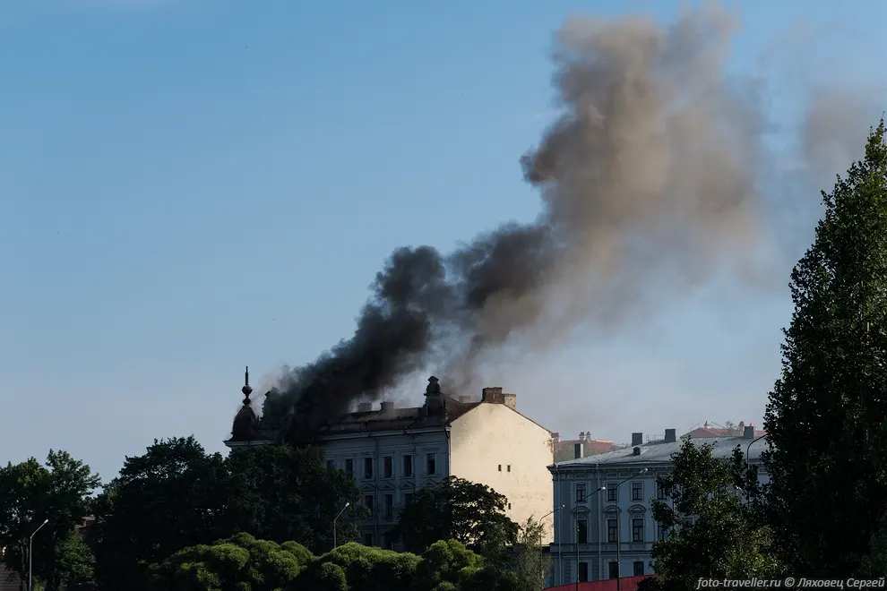 Возвращаясь на автостанцию увидели дымящееся здание