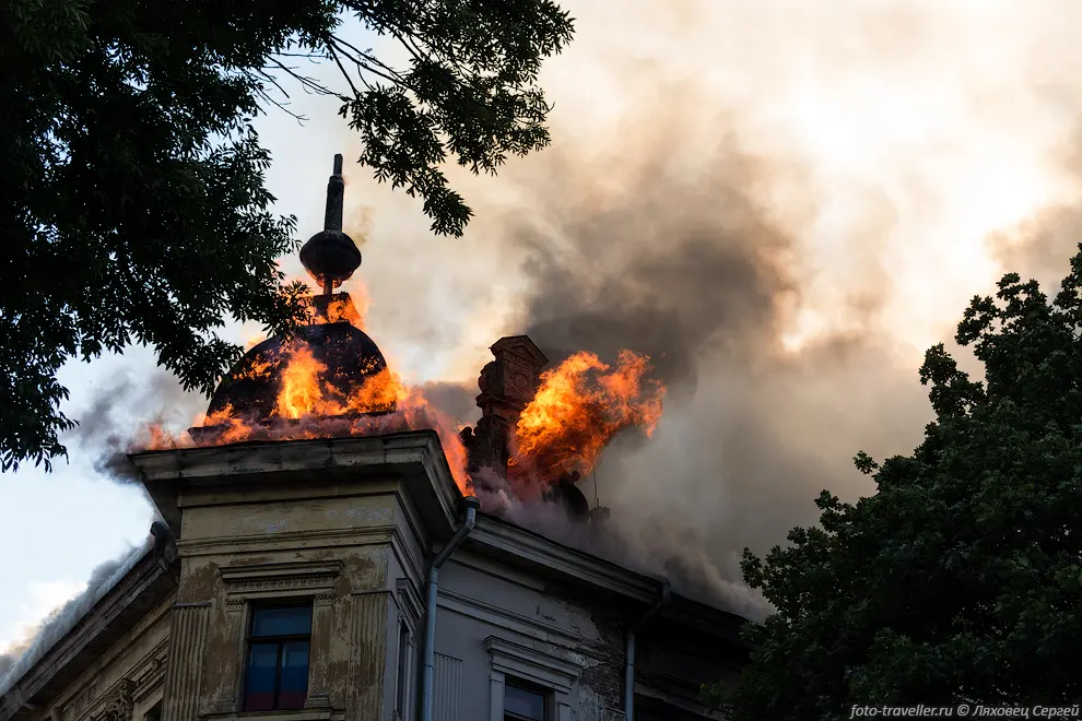 Здание не используется - видимо подожгли специально, освободить
место для какого-нибудь торгового центра.
Или может бомжи с огнем неосторожно обращались.
Но интересно, что за три дня до пожара здание было передано от Министерства обороны 
городу Выборгу.