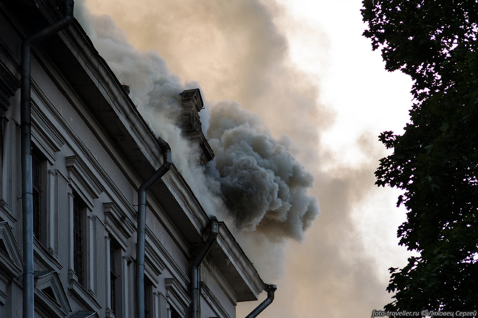 Клубы дыма над зданием