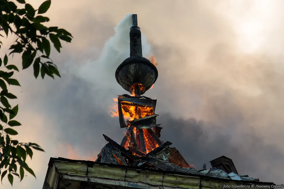 В результате пожара обрушился флигель на крыше, выгорели второй,
третий и четвертый этажи