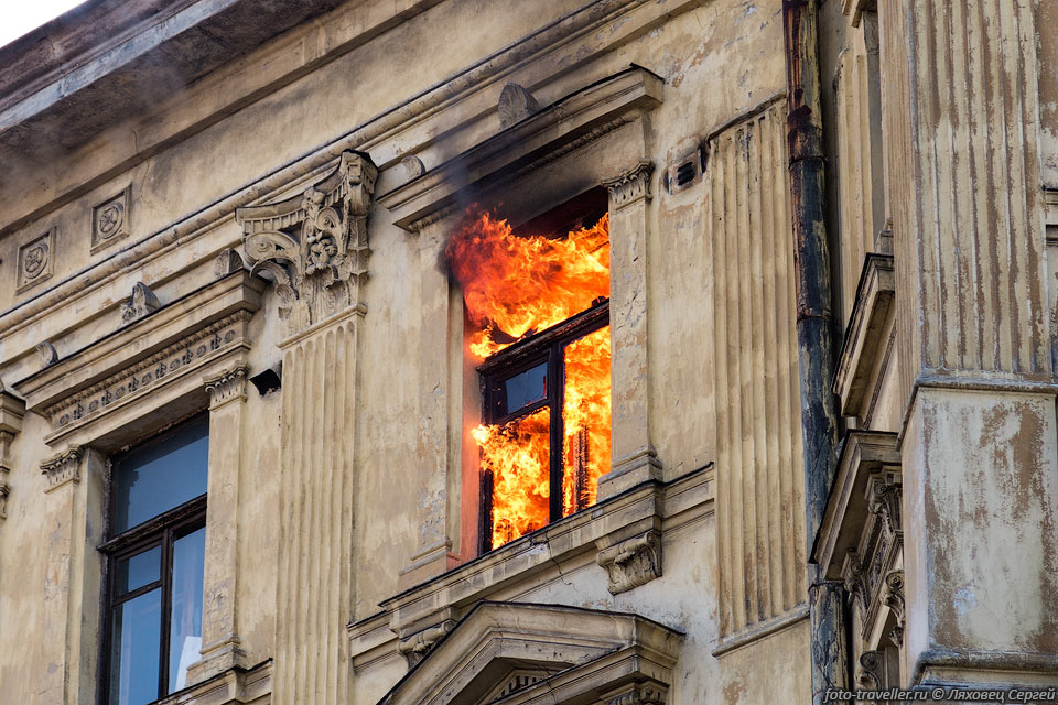 От пламени лопаются стекла в окнах