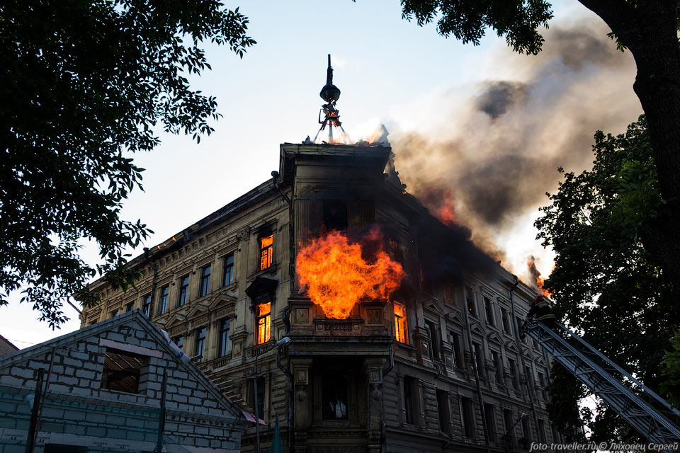 Говорят, что пожары в исторических зданиях в Выборге не редкость.
Таким образом администрация зачищает город от "неудобных" зданий.