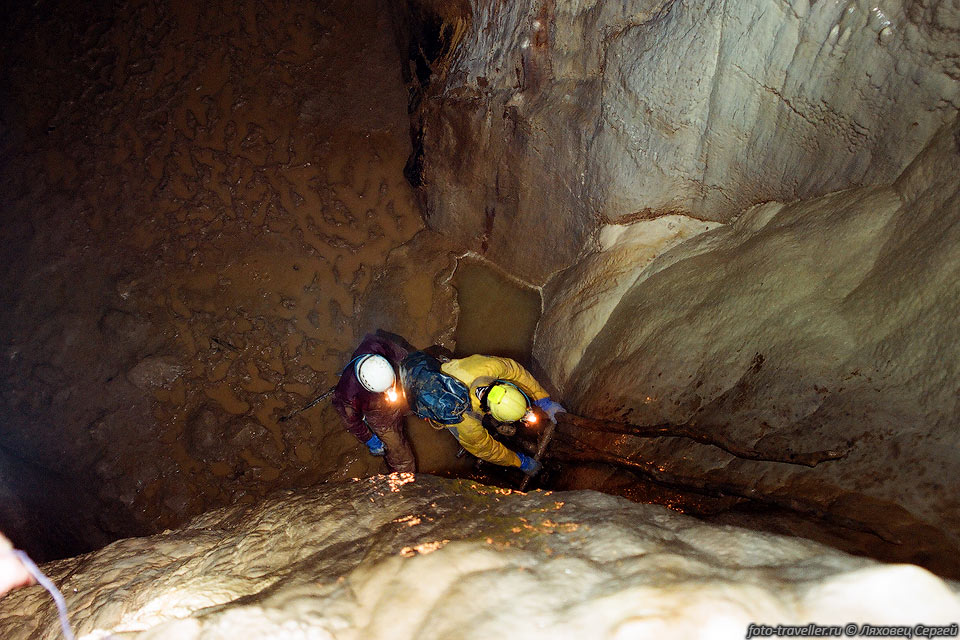 Бревна вместо навески в уральских пещерах не редкость. 
Пещера Сумган.