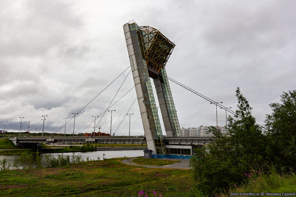 Мост в Салехарде.
Салехард - административный центр Ямало-Ненецкого автономного округа.