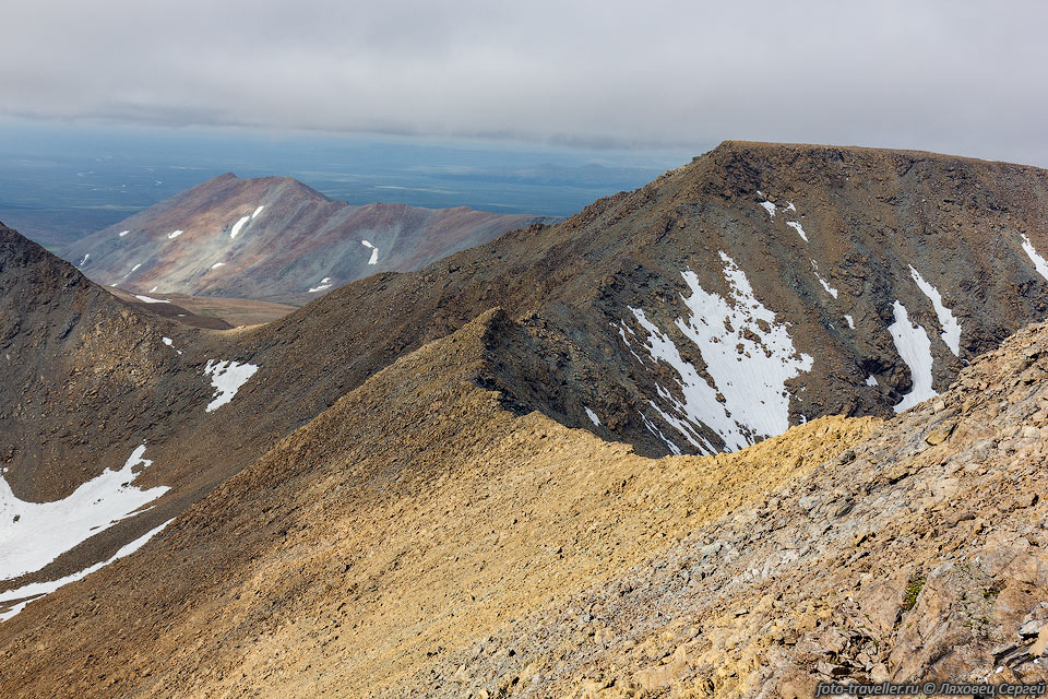 Седловина перевала Грандиозный, правее вершина горы Желтая.
Все это входит в горный массив Рай-Из.