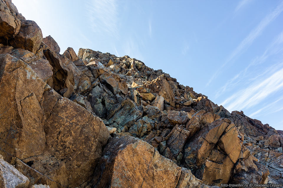 Скалы на подъеме на гору Пайер по северо-восточному гребню с перевала 
Пайер Северный