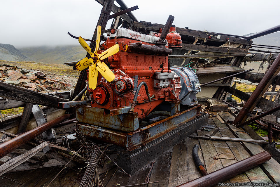 Дизельный двигатель с генератором в заброшенном поселке геологов 
над рекой Пожемяты
