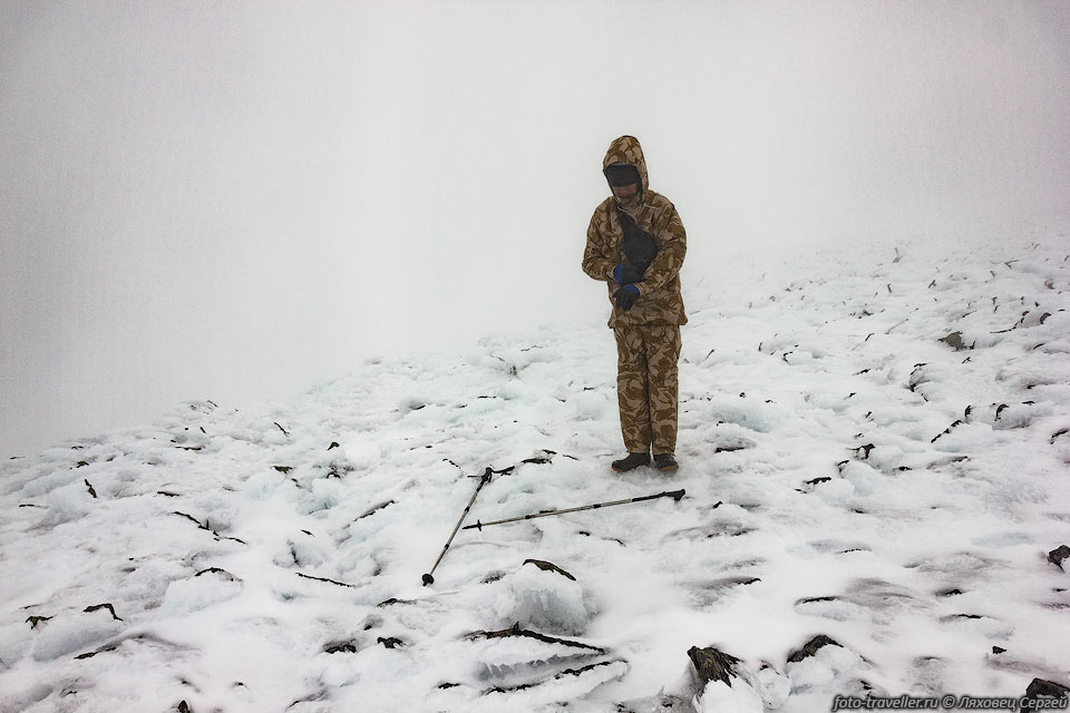 Поднимаемся на вершину горы Магнитная (1365 м).
Сверху настоящая зима, ветер и отсутствие видимости.