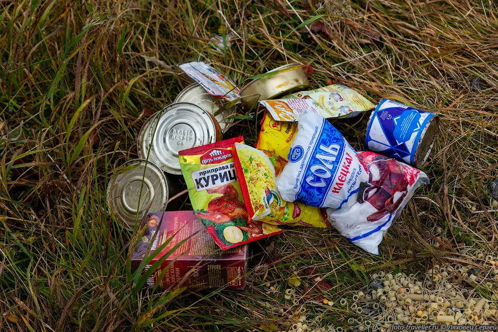 Продукты 2012 года, давно тут никого не было.
Рыба в консервах превратилась в труху от постоянного замерзания-размерзания.