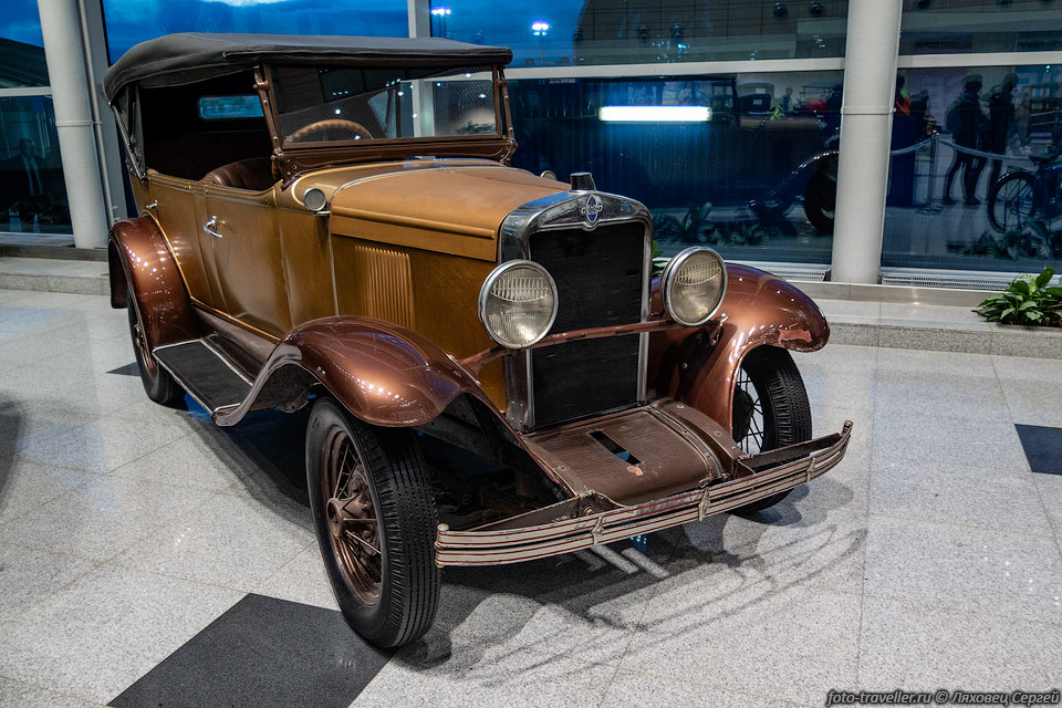 Выставка старых автомобилей в аэропорту Домодедово