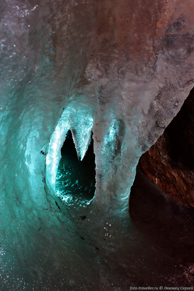 Ледяное убранство пещеры. 
Пещера Медвежий колодец.