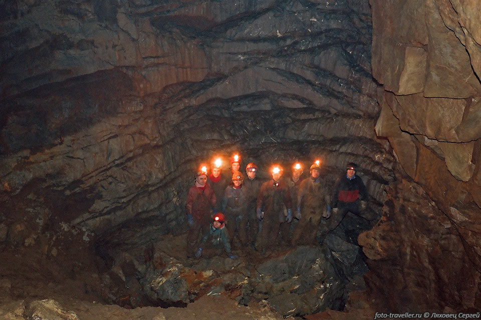 Групповое фото на дне колодца в пещере Пропащая Яма