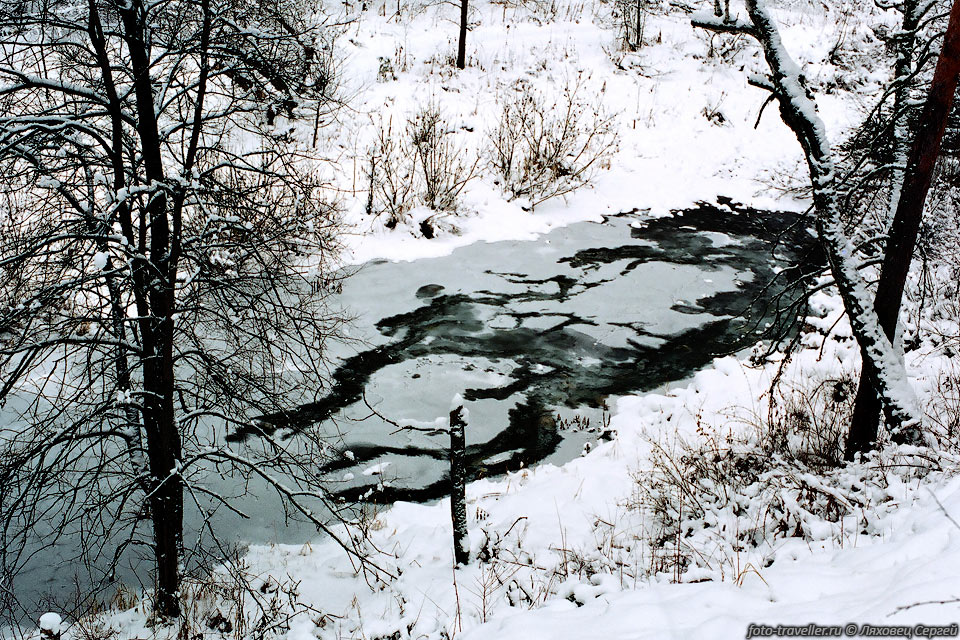 Река, покрытая корочкой льда