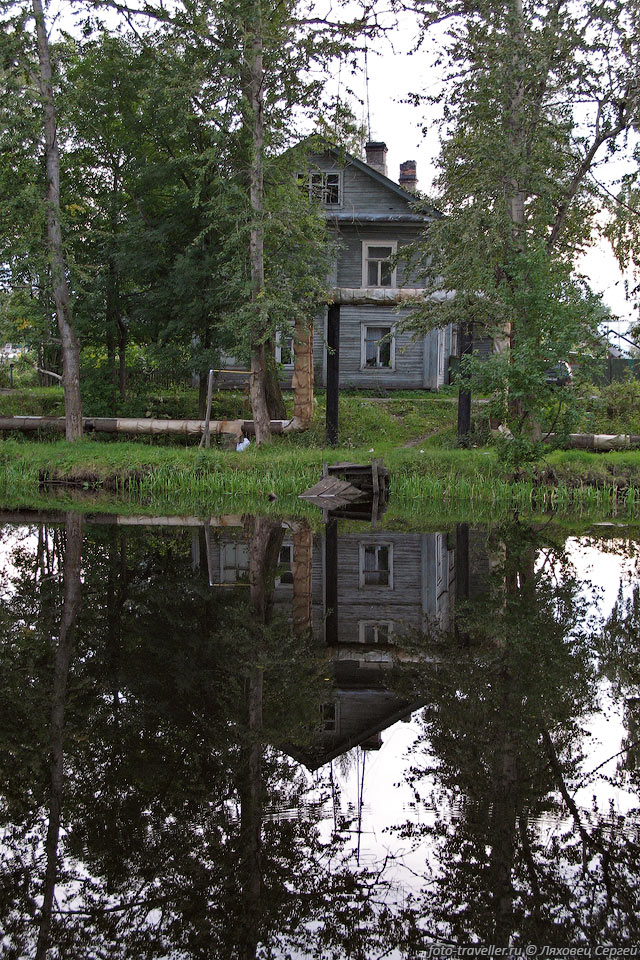 Отражение дома в Староладожском канале