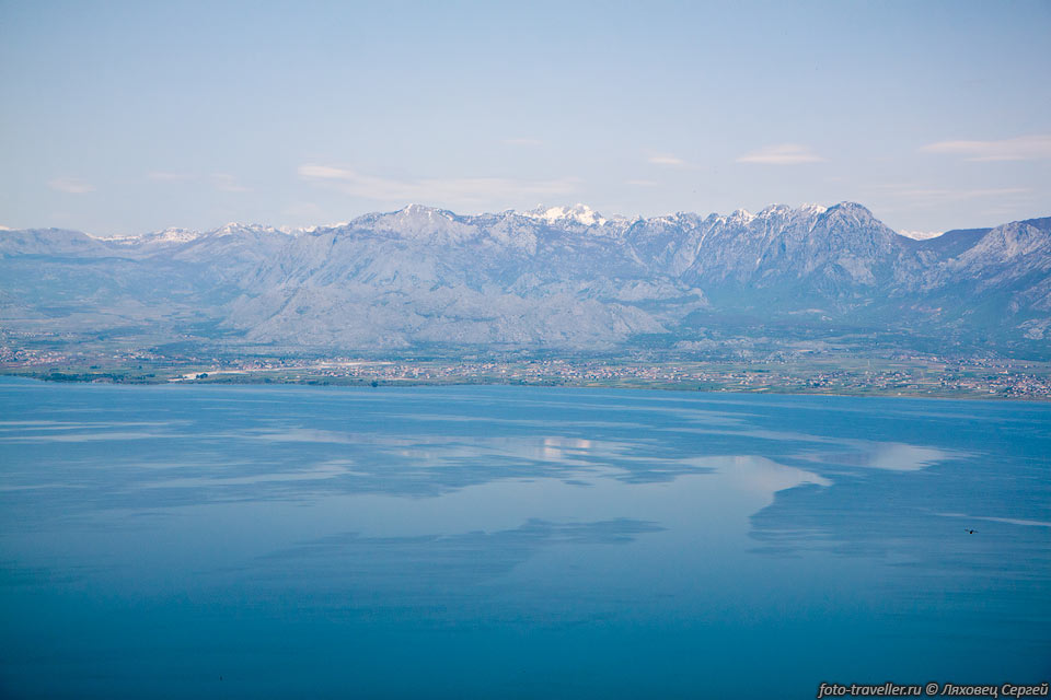 Скадарское озеро - крупнейшее озеро Балканского полуострова.
Площадь водной поверхности озера составляет около 390 км², в половодье может увеличиваться 
до 530 км².