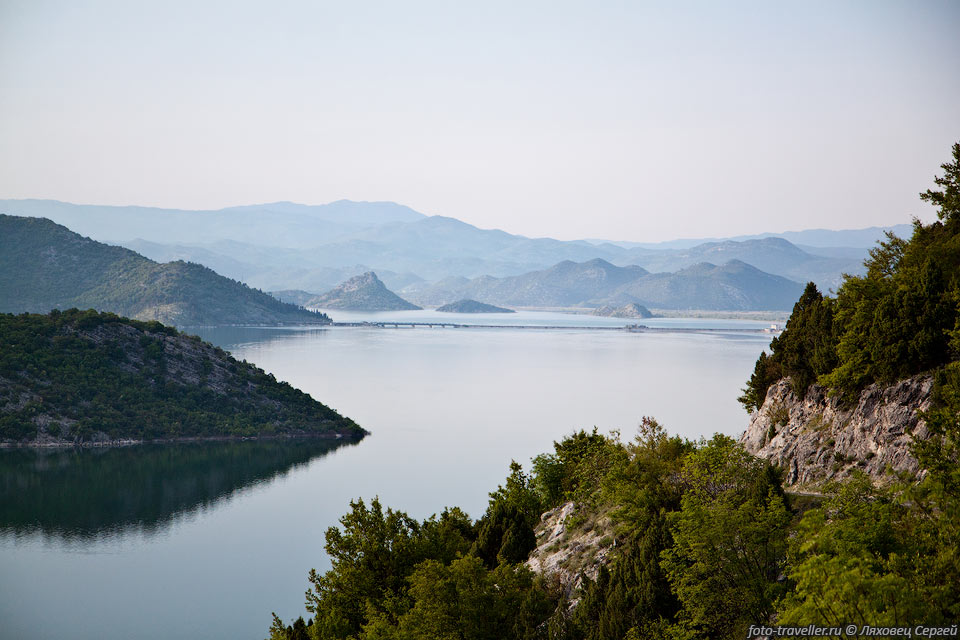 Максимальная глубина Скадарского озера составляет более 60 метров, 
средняя - 6 м