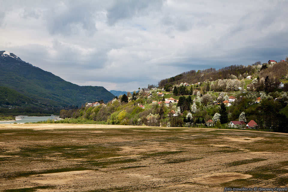 В Черногории много аккуратных домиков с черепичными крышами