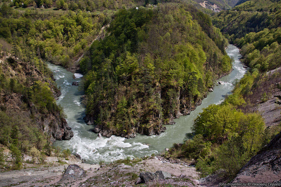 Каньон реки Тара. Тара - это самая длинная река Черногории (144 
км).
Большинство черногорских рек - горные, образуют глубокие каньоны. 
Каньон реки Тара глубиной около 1200 м, является самым глубоким в Европе. Но смотрится 
он не очень впечатляюще.