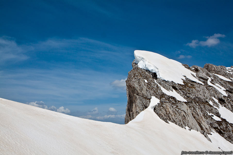 Снежный карниз на перевале Струга (2274 м)