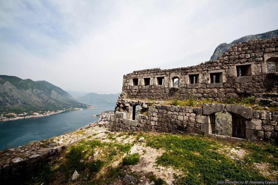 Городские крепостные стены непрерывно строились и перестраивались 
с 9 по 19 век.