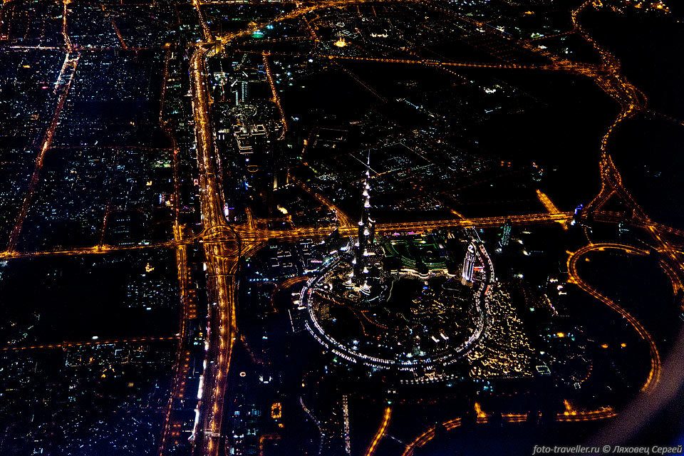 С иллюминатора самолета хорошо виден небоскреб Бурдж-Халифа.
С 19 мая 2008 года это самое высокое когда-либо существовавшее сооружение в мире.

163 этажа. Высота сооружения составляет 828 м.