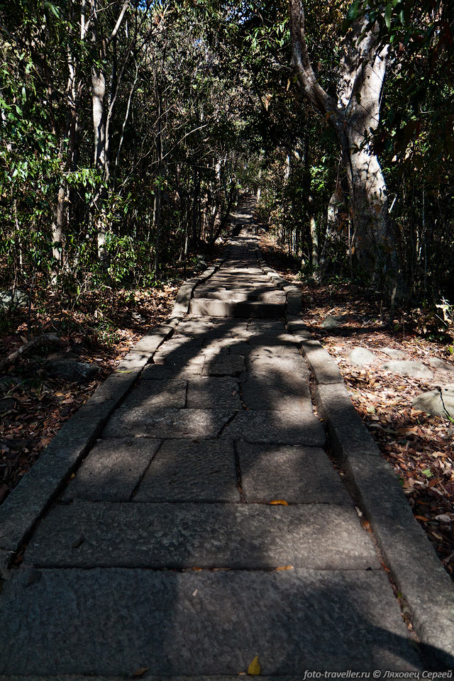 Дорожка, ведущая к монашескому комплексу, выложена из вытесанных 
камней