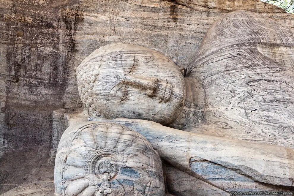 В Поллонаруве находится каменный храм Гал Вихара (Gal Vihara,
Gal Viharaya).
Четыре статуи Будды в различных позах, вырезанные из цельного гранита в 12 веке, 
считаются шедеврами ланкийского искусства.