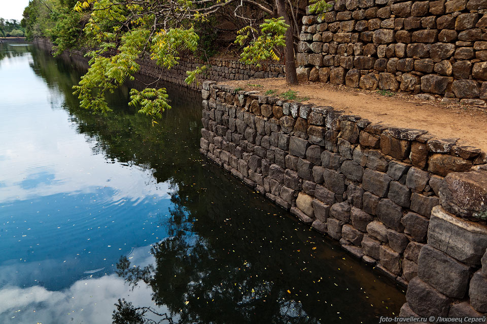 Ров с водой возле входа в Сигирию (Sigiriya)