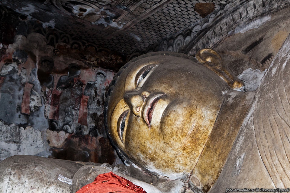 В пещерном храме находится самая большая коллекция статуй Будды, 
многим из которых уже более 2000 лет