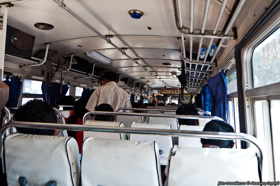 Автобус на Шри-Ланке.
Ездить на таких пришлось довольно много. Всю поездку играет музыка.
Проезд дешевый, но места маловато. Ездят очень часто, что удобно. Расписания как 
такового нет.