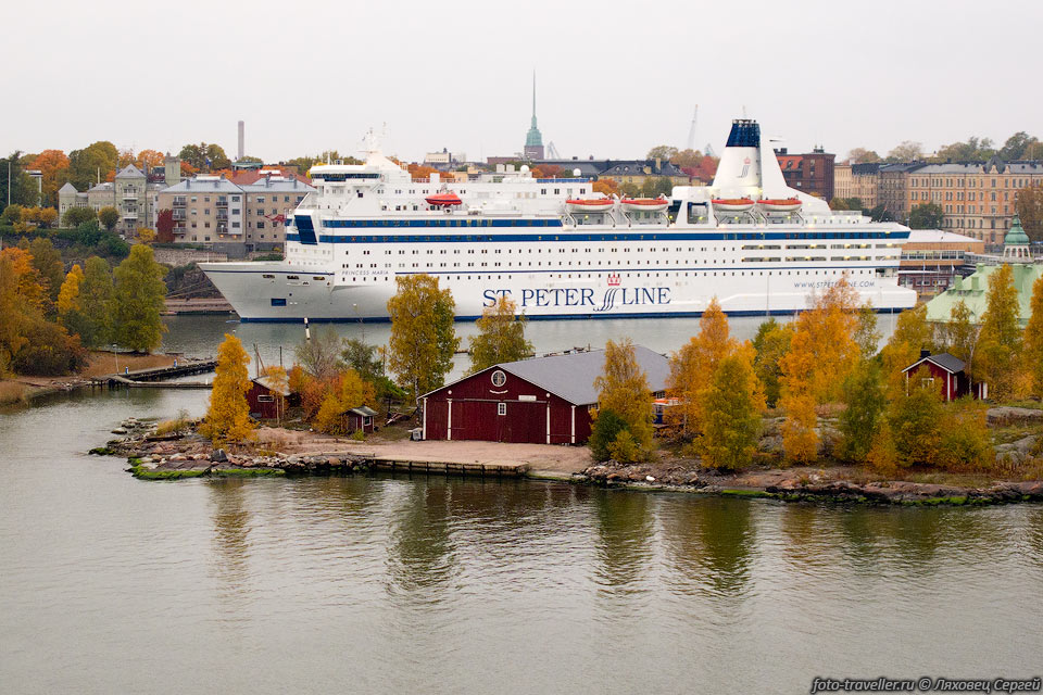 Теплоход в порту в Хельсинки.
Места тут маловато, корабли большие. Как они маневрируют не совсем понятно.
Отсюда отправляются паромы в Швецию, Эстонию и другие балтийские страны.